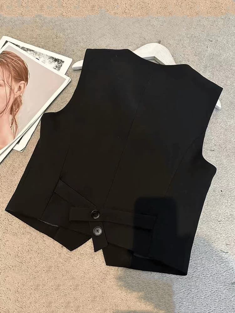 上品な正装用ジレ ショート丈 女性らしいシルエット