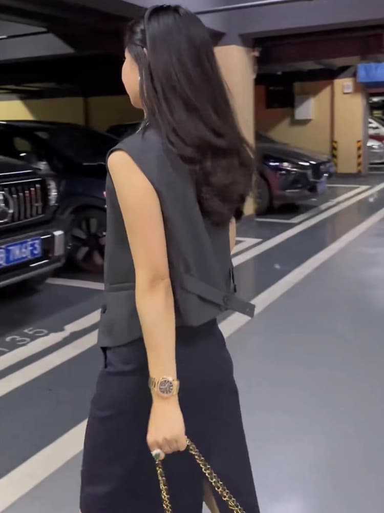 上品な正装用ジレ ショート丈 女性らしいシルエット